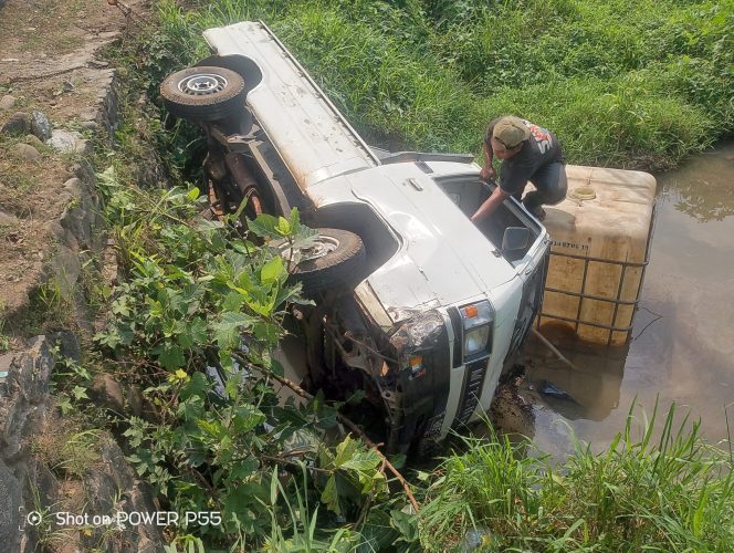 
 Supir mengantuk,sebuah mobil pick up terguling