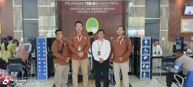 
 Tim TV 3 INDONESIA, dengan Humas Pengadilan Negeri Medan.
