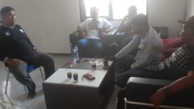Para awak media saat konfirmasi kepada kepala desa cibadak.