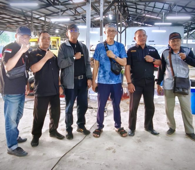 
 Pasar Al-Kamal Sampit Bersama Media TNI-POLRI dan Media Nusantara Raya Sembelih 5 Ekor Hewan Kurban