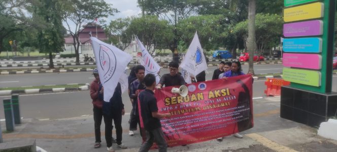 
 Gerakan Mahasiswa dan Pemuda Bogor gelar Aksi Unjuk Rasa diKejari Cibinong dan Baznas Kabupaten Bogor