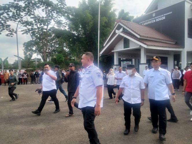 
 KUNJUNGAN BUPATI BOGOR DI KECAMATAN BABAKAN MADANG, WARGA ANTUSIAS