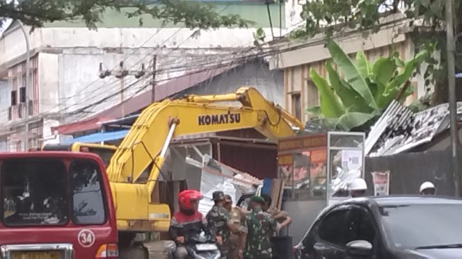 
 Keluarga Hatulesila Minta Kakanwil BPN Maluku Usut Dugaan SHM Ilegal Usai 15 Kios di Tihu Ambon Dibongkar