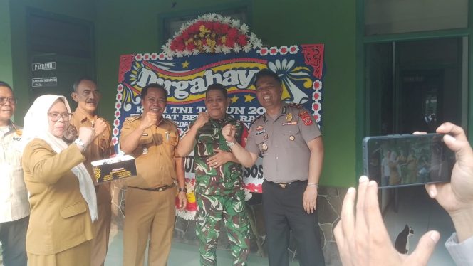 
 Camat dan Kapolsek Jonggol Kompak Berikan Kejutan HUT TNI Ke-81 di Koramil